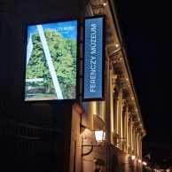 Ferenczy múzeum világító led cégér