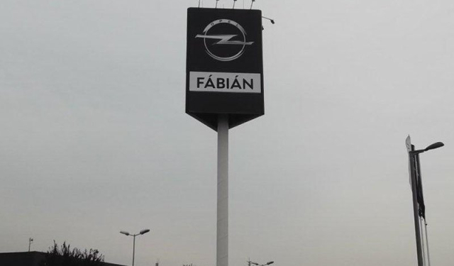 Fábián Autószalon totem dekoráció