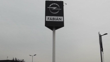 Fábián Autószalon totem dekoráció