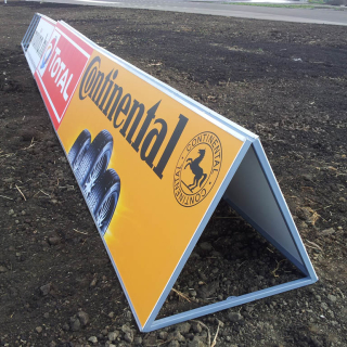 Fém pályaszéli „toblerone” tábla