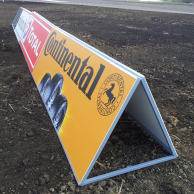 Fém pályaszéli „toblerone” tábla