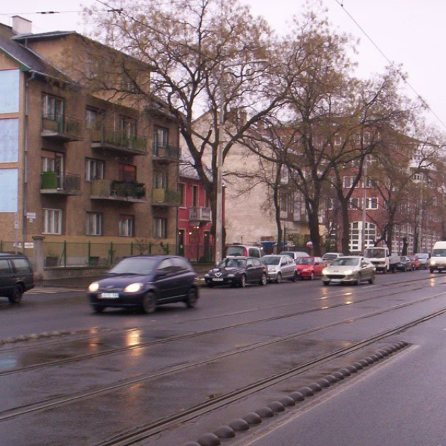 Homlokzatra szerelt óriásplakát tábla
