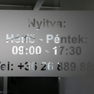 Homokfúvott matrica üvegre
