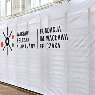 hurkolt_polieszter_Waclaw_Felczak_Alapítvány_feszítve