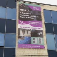 Mesh háló fém keretbe feszítve irodaház homlokzatán