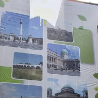 Kifeszített mesh háló két épület között