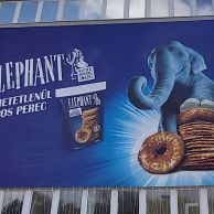 Reklámponyva irodaépület homlokzatra feszítve