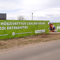 Reklámponyva kerítésre feszítve 2