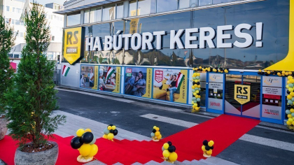 RS Bútor - homlokzati dekorációja