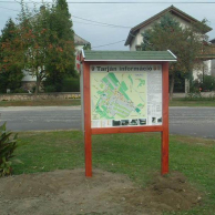 Település információs tábla fa