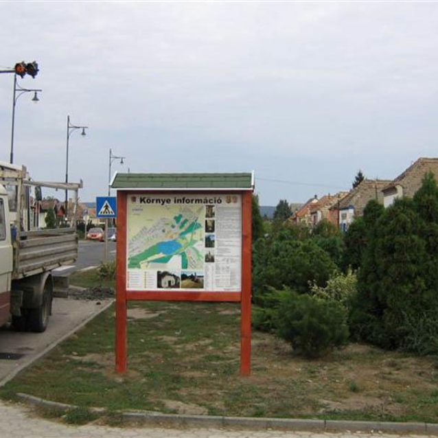 Település információs tábla fa