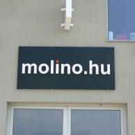 Háttérvilágított betű táblára rögzítve