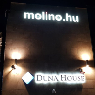 világító betűdoboz molino felirat