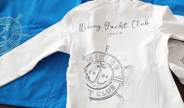 Kabát szitázása a Wiking Yacht Club-nak